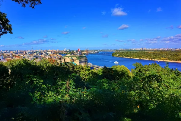 Veduta aerea dall'alto del paesaggio urbano di Kiev, del fiume Dnieper e dello skyline storico del quartiere Podol dall'alto, piazza Kontraktova con ruota panoramica, città di Kiev, Ucraina . — Foto Stock