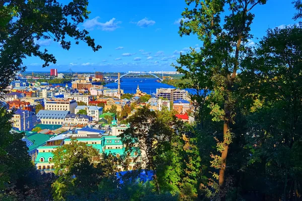 Vista aérea superior del paisaje urbano de Kiev, el río Dniéper y el horizonte del distrito histórico de Podol desde arriba, la plaza Kontraktova con noria, la ciudad de Kiev, Ucrania . —  Fotos de Stock