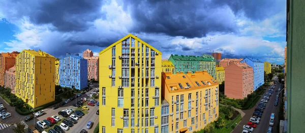 Gata med färgglada hus och vacker exteriör design i Kiev, Ukraina. Flygplan. Komfort stad. — Stockfoto