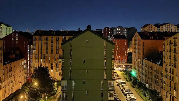 Rue avec des maisons colorées et beau design extérieur à Kiev, Ukraine. Aérien. Confort ville. Plan nocturne — Photo