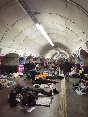 Kyiv, Ukrayna - 25 Şubat 2022: Rusya Ukrayna 'ya karşı savaş. Metro istasyonu, bir roket ve bomba saldırısı sırasında binlerce insana barınak görevi görüyor.