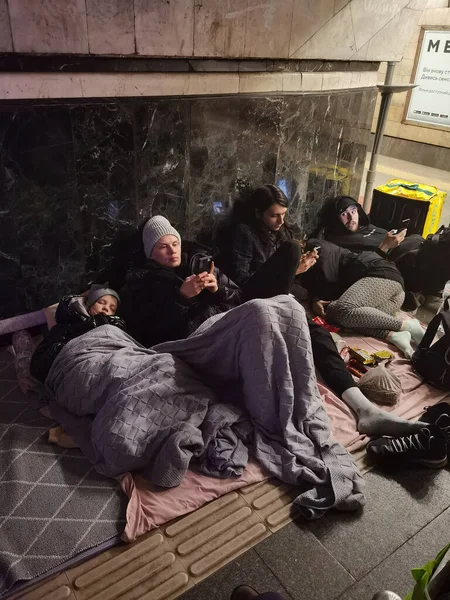 Kiev, Ucrania - 25 de febrero de 2022: Guerra de Rusia contra Ucrania. Estación de metro sirve como refugio para miles de personas durante un ataque con cohetes y bombas — Foto de Stock