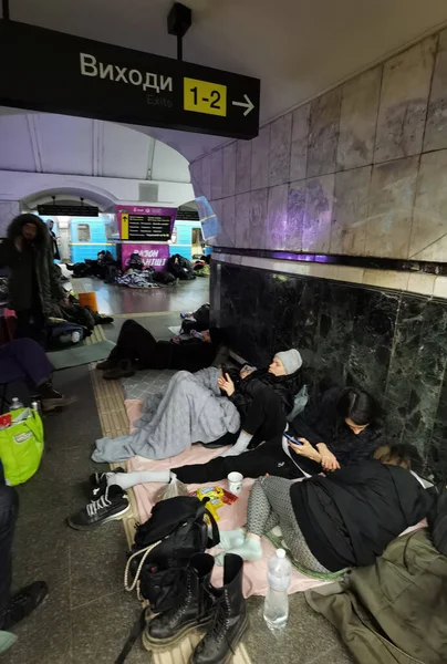 Kyiv, Ukraine - February 25, 2022: War of Russia against Ukraine. Subway station serves as a shelter for thousands of people during a rocket and bomb attack — Stock Photo, Image