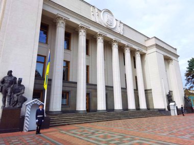 Kiev, Ukrayna - 30 Ocak 2022: Bir onur kıtası Ukrayna Yüksek Konseyi girişini koruyor