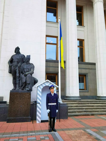 Kiev, Ukraine - January 30, 2022: A guard of honor guards the entrance to the Supreme Council of Ukraine — Stock Photo, Image