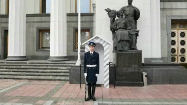 Kiev, Ukrayna - 30 Ocak 2022: Bir onur kıtası Ukrayna Yüksek Konseyi girişini koruyor