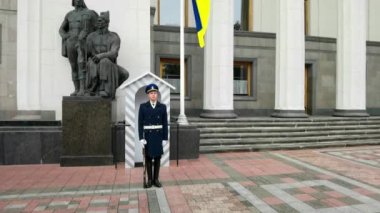 Kiev, Ukrayna - 30 Ocak 2022: Bir onur kıtası Ukrayna Yüksek Konseyi girişini koruyor