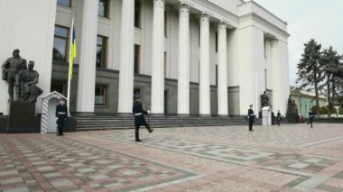 Kiev, Ukrayna - 30 Ocak 2022: Bir onur kıtası Ukrayna Yüksek Konseyi girişini koruyor