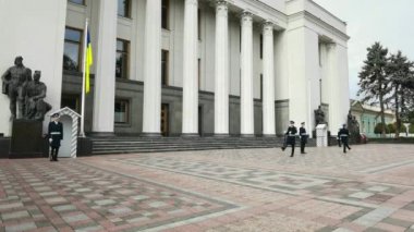 Kiev, Ukrayna - 30 Ocak 2022: Bir onur kıtası Ukrayna Yüksek Konseyi girişini koruyor