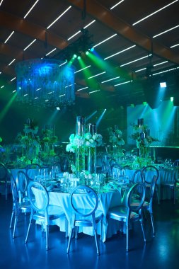 Masa mavi ışıkta hazır. Olay için hazır.