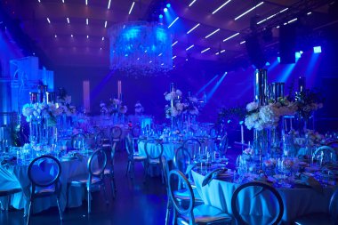 Masa mavi ışıkta hazır. Olay için hazır.