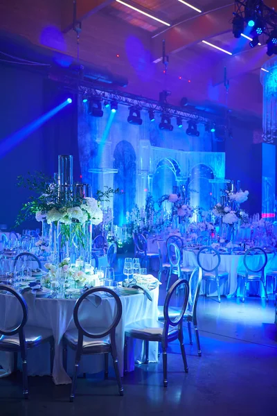 Table setup in blue light. Ready to event. — Stock Photo, Image