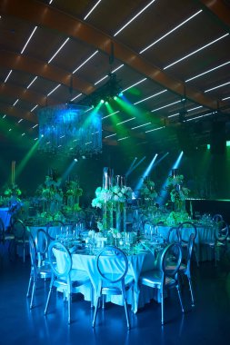 Masa mavi ışıkta hazır. Olay için hazır.