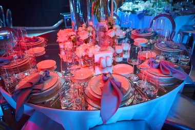 Masa kırmızı ışıkta hazır. Etkinliğe hazır. Sığ dof