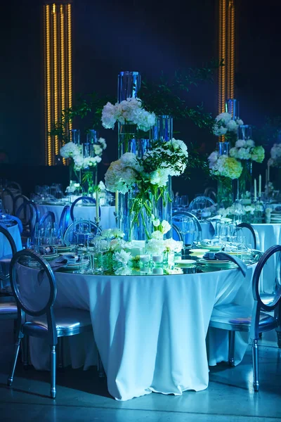Tischaufstellung im Blaulicht. Bereit zur Veranstaltung — Stockfoto
