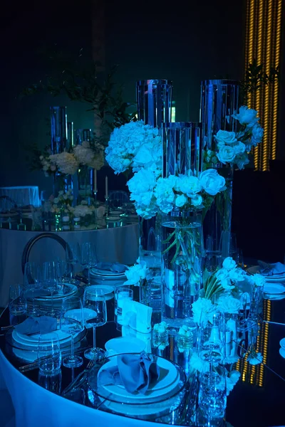 Configurarea mesei în lumină albastră. Gata pentru eveniment. — Fotografie, imagine de stoc