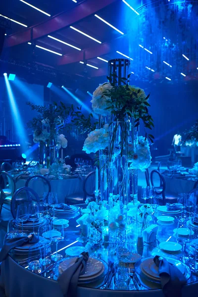 Configuração da mesa em luz azul. Pronto para o evento. — Fotografia de Stock