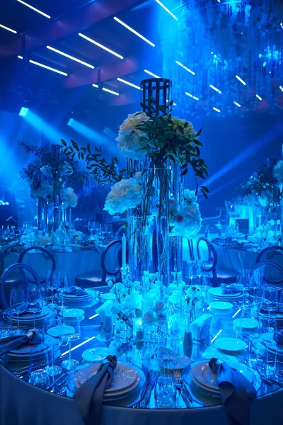 Configuração da mesa em luz azul. Pronto para o evento — Fotografia de Stock