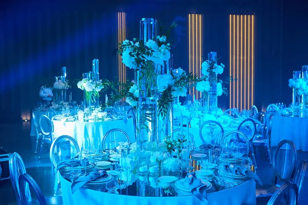 Apparecchiatura del tavolo in luce blu. Pronti all'evento. — Foto Stock