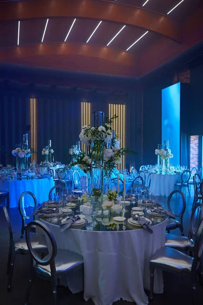 Table setup in blue light. Ready to event. Shallow dof. — Stock Photo, Image