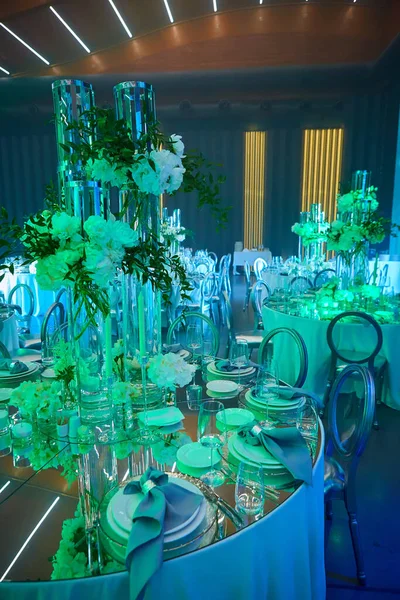 Tischaufstellung im Blaulicht. Bereit zur Veranstaltung. — Stockfoto