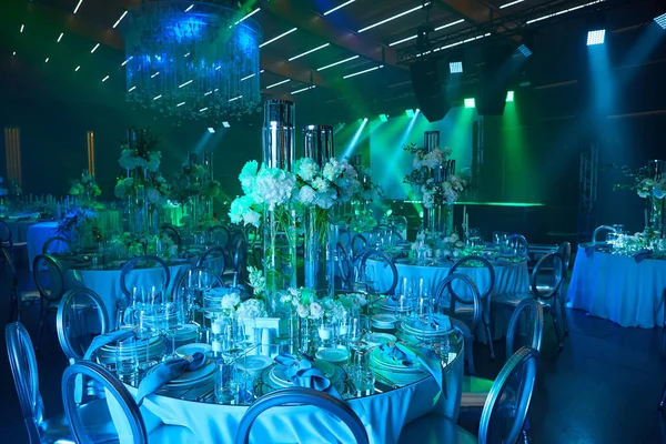 Apparecchiatura tavolo a luce blu e verde. Pronti all'evento. Dof poco profondo. — Foto Stock