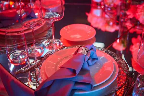 Table setup in red light. Ready to event. Shallow dof — Stock Photo, Image