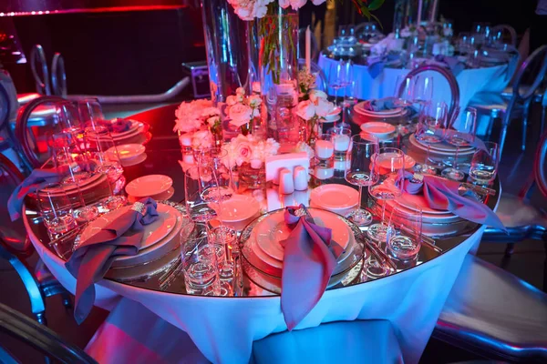 Table setup in red light. Ready to event. Shallow dof — Stock Photo, Image
