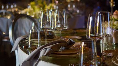 Düğün için hazırlanmış bir masa ya da başka bir akşam yemeği..