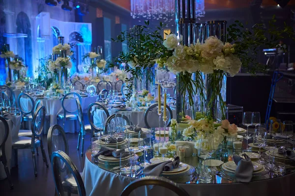 Tisch für Hochzeit oder ein anderes Catering-Event-Dinner. Oberflächlicher Dof — Stockfoto