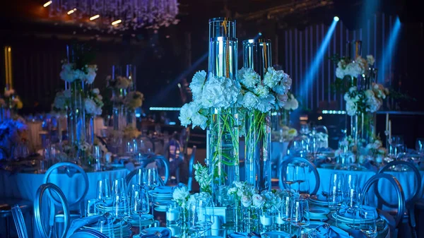 Tisch für Hochzeit oder ein anderes Catering-Event-Dinner. Oberflächlicher Dof — Stockfoto