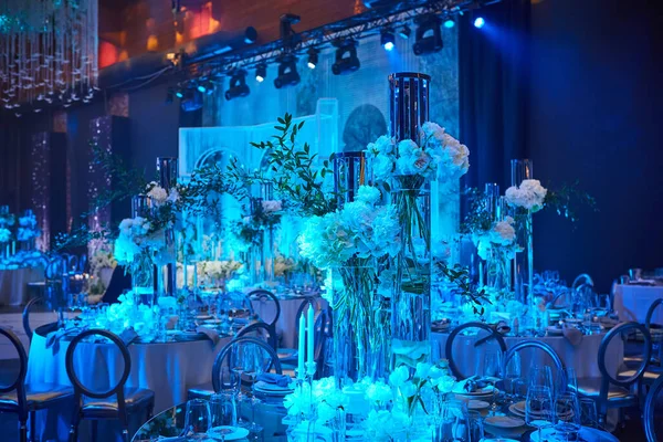 Conjunto de mesa para boda u otra cena de evento atendido. Dof poco profundo . —  Fotos de Stock