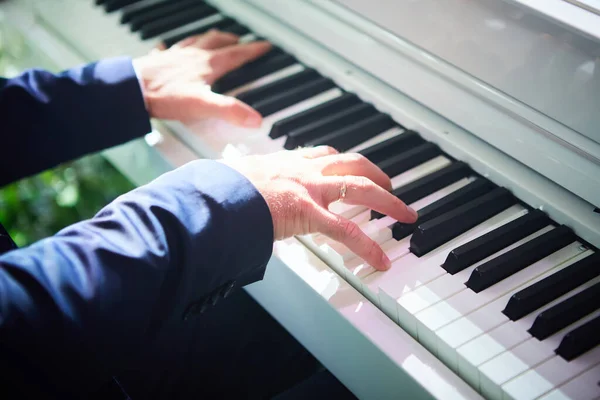 Piyano çalan yakın çekim adamı. Klasik müzik aleti. Renk tonunu soldur. — Stok fotoğraf
