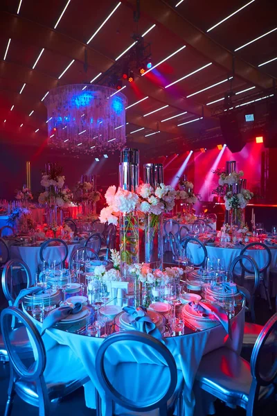 Table setup in red light. Ready to event. Shallow dof. — Stock Photo, Image