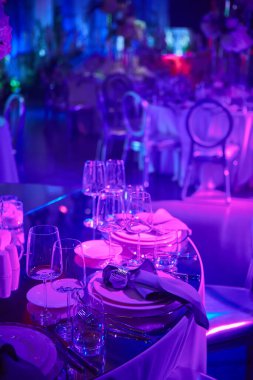 Masa mor ışıkta kurulmuş. Etkinliğe hazır. Sığ dof