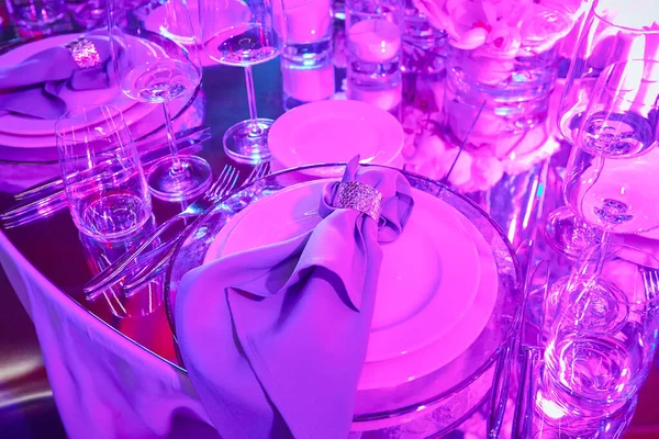 Table setup in purple light. Ready to event. Shallow dof — Stock Photo, Image