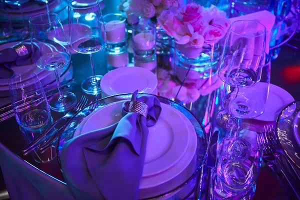 Table setup in purple light. Ready to event. Shallow dof — Stock Photo, Image