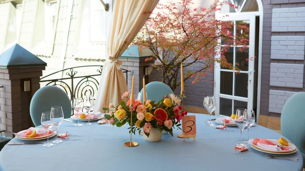 Giorno di nozze organizzazione evento tavolo allestimento arredamento — Foto Stock