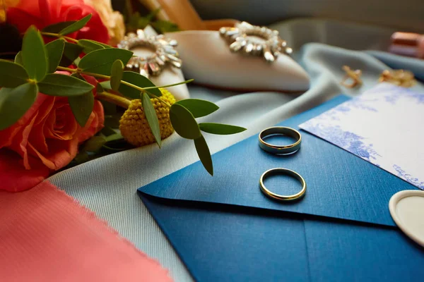 Anillos de boda e invitación de boda. Dof poco profundo —  Fotos de Stock