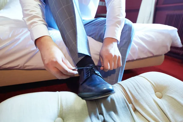 Biznes człowiek lub pan młody ubieranie się w klasyczne eleganckie buty. — Zdjęcie stockowe