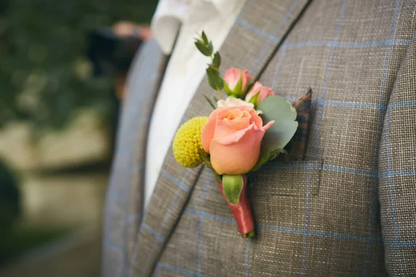 Close up image of beautiful boutonniere on the grooms jacket. Soft focus on boutonniere. Artwork — Stock Photo, Image