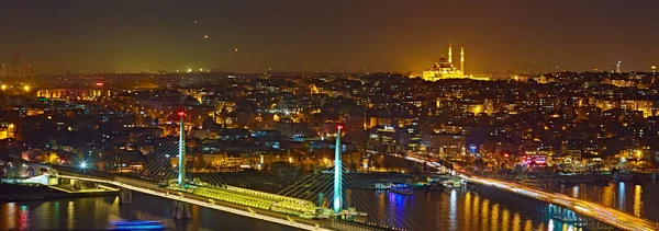 Luces nocturnas de Estambul vista desde la torre Galata. Estilo retro . — Foto de Stock