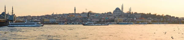 Turistické lodě se plaví na Zlatý roh v Istanbulu při západu slunce, Turecko. — Stock fotografie