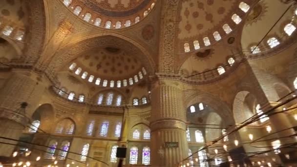 Blauwe Moskee of Sultan Ahmet Cami interieur in Istanbul, Turkije — Stockvideo
