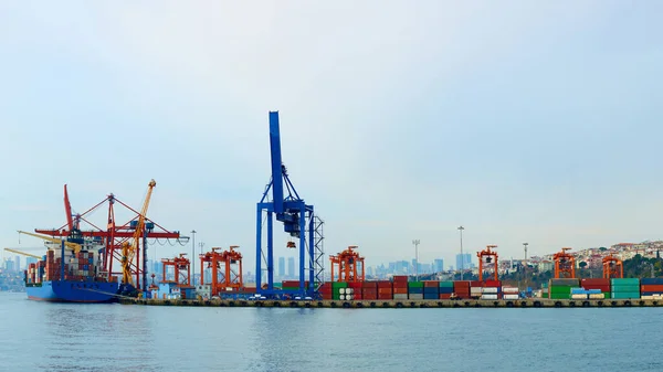 Port of Haydarpasa, Terminal is main trading port in Asian side of the city. — Stock Photo, Image