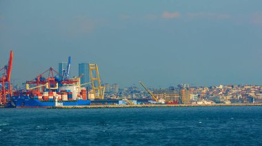 İstanbul, Türkiye - 05.05.2022: İstanbul, Türkiye 'deki Haydarpaşa Liman ve Konteynır Terminali. Terminal, şehrin Asya tarafındaki ana ticaret limanıdır..