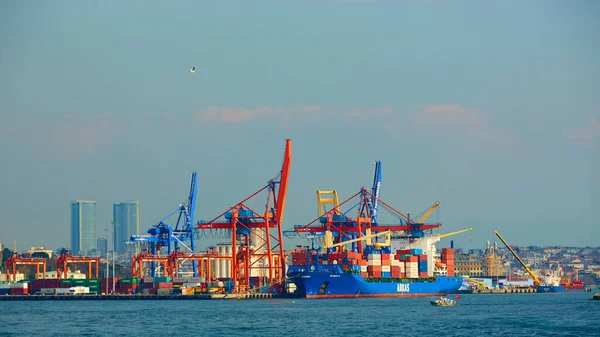 İstanbul, Türkiye - 05.05.2022: İstanbul, Türkiye 'deki Haydarpaşa Liman ve Konteynır Terminali. Terminal, şehrin Asya tarafındaki ana ticaret limanıdır.. — Stok fotoğraf