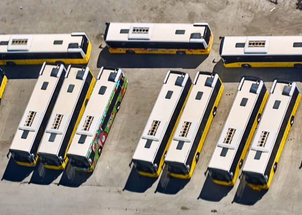 Otobüs durağının Havadan Kuşlar Gözü Görüntüsü Hizalandı ve Otobüslerle Dolu