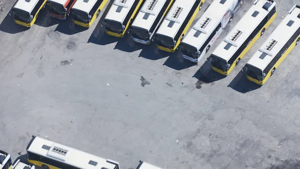 Otobüs durağının Havadan Kuşlar Gözü Görüntüsü Hizalandı ve Otobüslerle Dolu