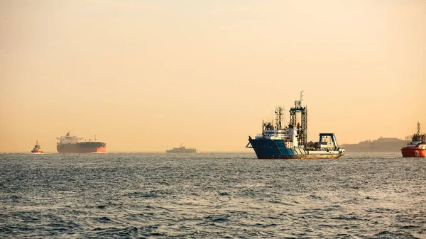 A lot of cargo ships in Bosphorus Strait, Istanbul, Turkey — Foto Stock